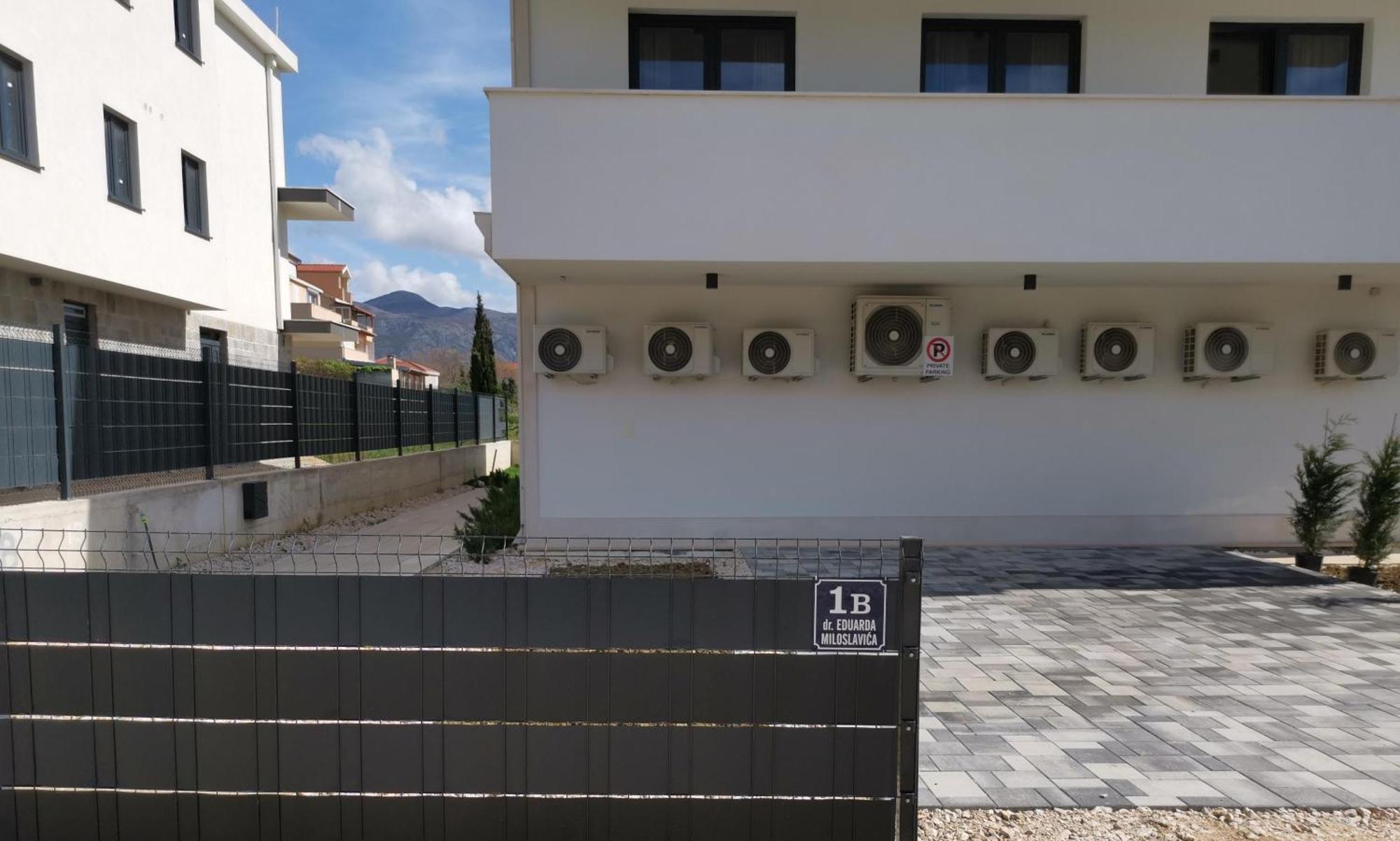 "Bjonda" 200M2 On Two Floors - Game Room, Hot Tub And Kids Zone -Three Large Balconies On Each Floor มลินี ภายนอก รูปภาพ